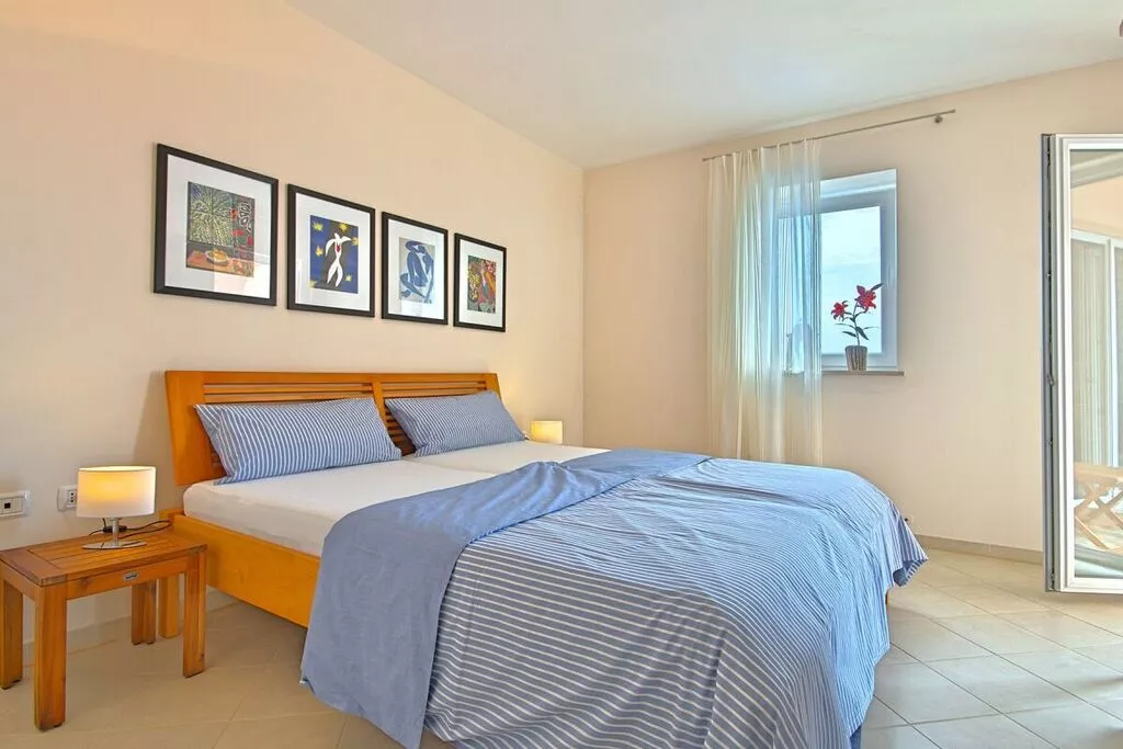 137666-Bedroom