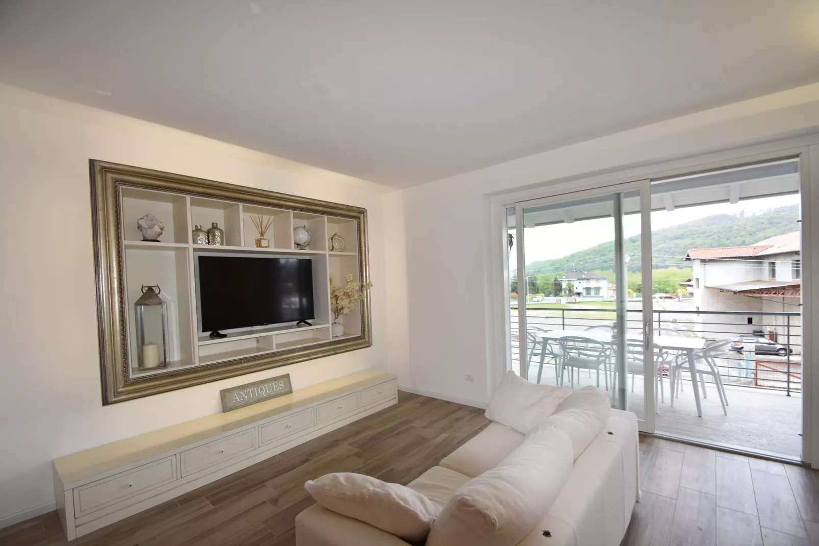 Lavinia's Apartment-Salon
