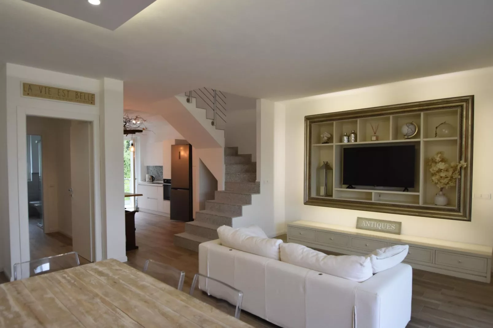 Lavinia's Apartment-Salon