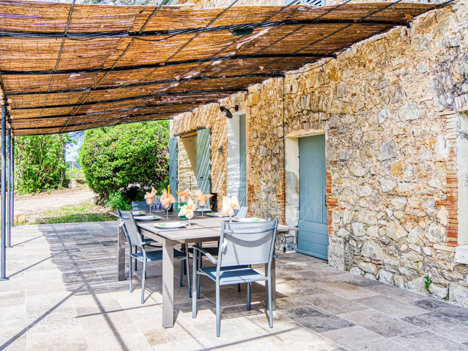 La Ferme-Outside