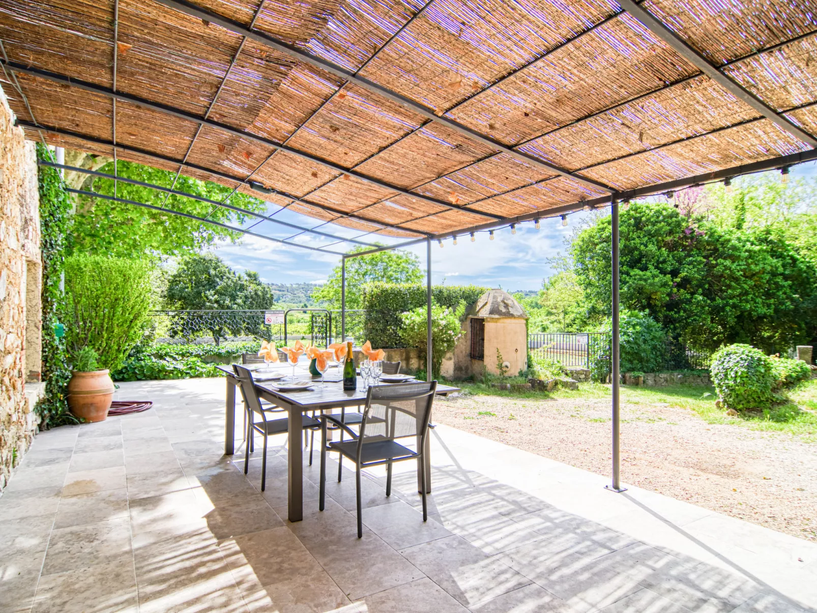 La Ferme-Outside