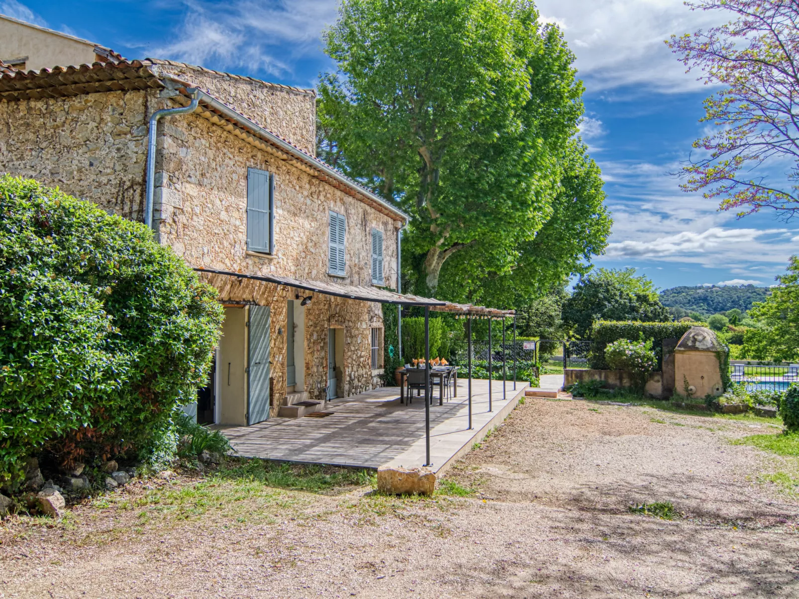 La Ferme-Outside