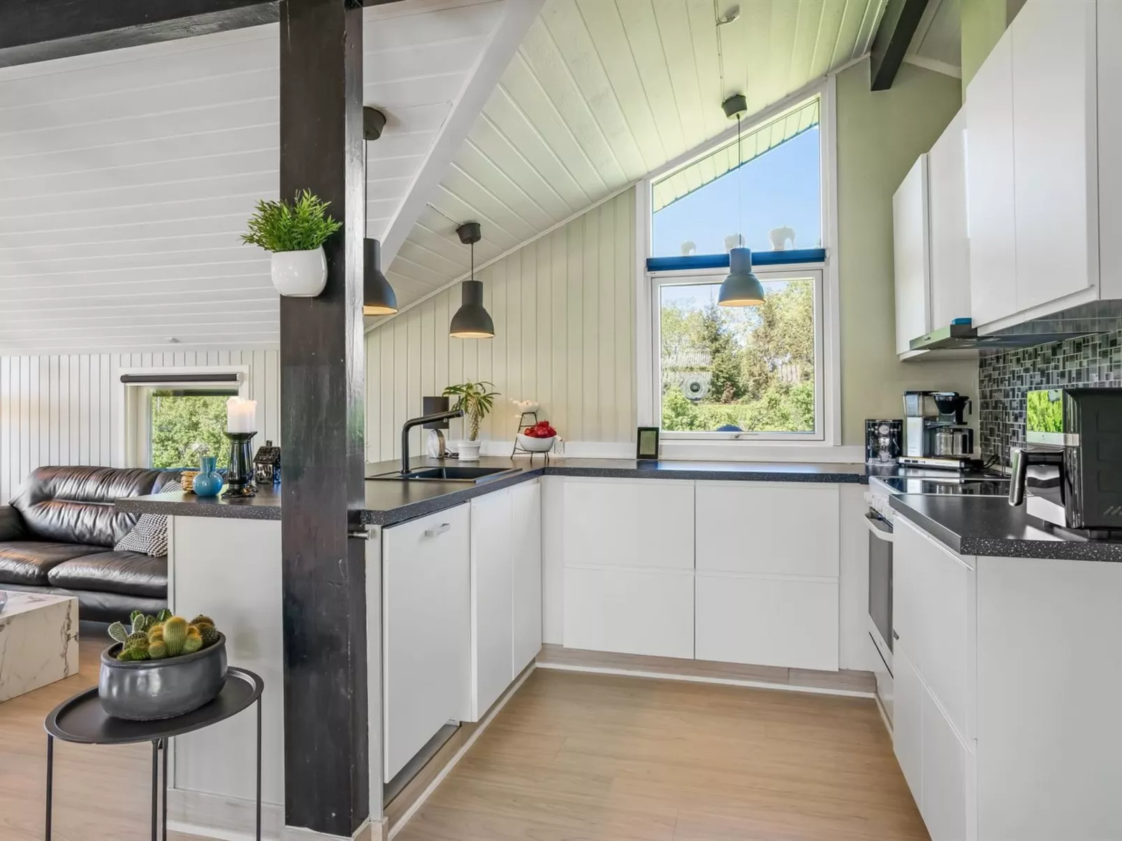 "Bryti" - 500m from the sea-Drinnen