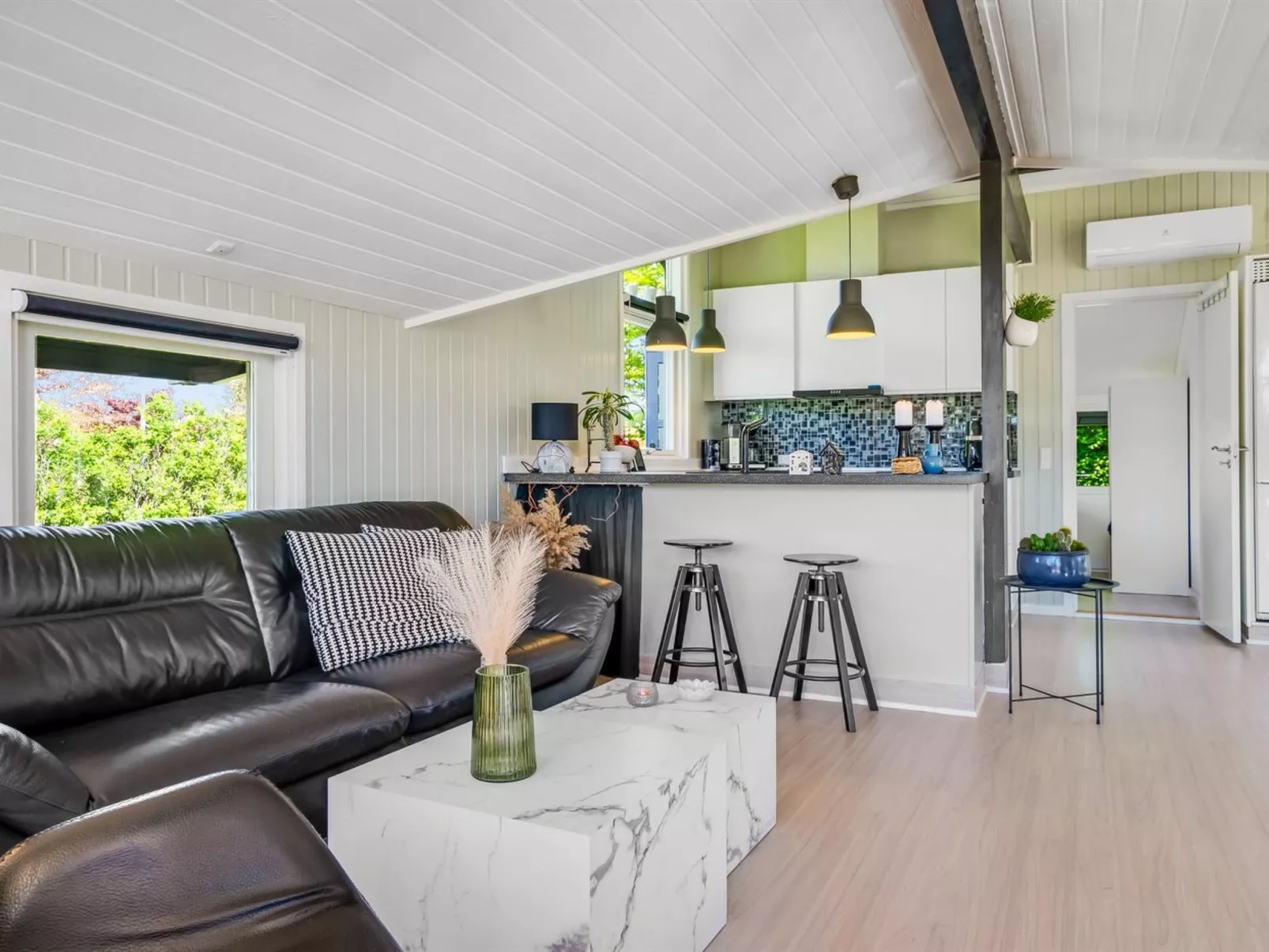 "Bryti" - 500m from the sea-Drinnen