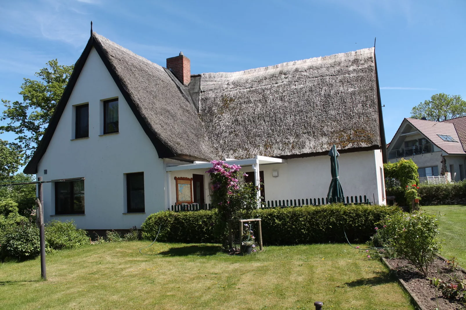 Schwalbenhof im Reetdachhaus-Exterior summer