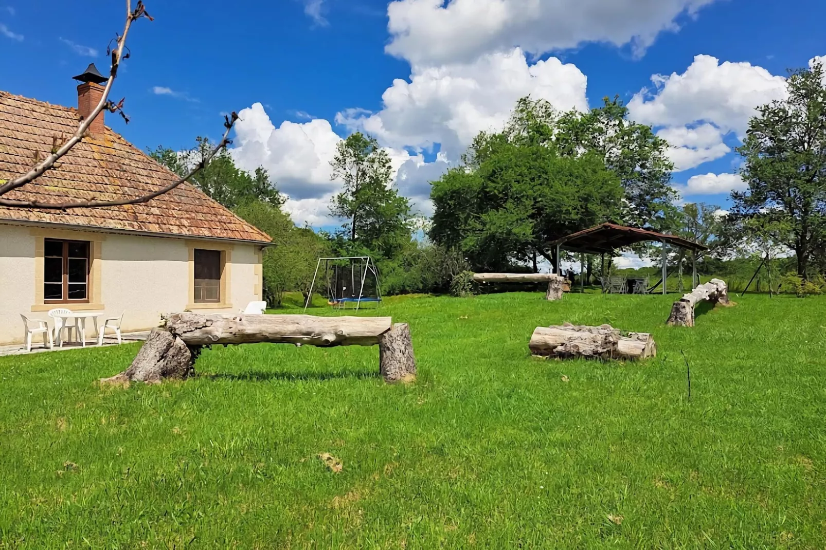Maison de vacances -   VIEURE-Gardens summer