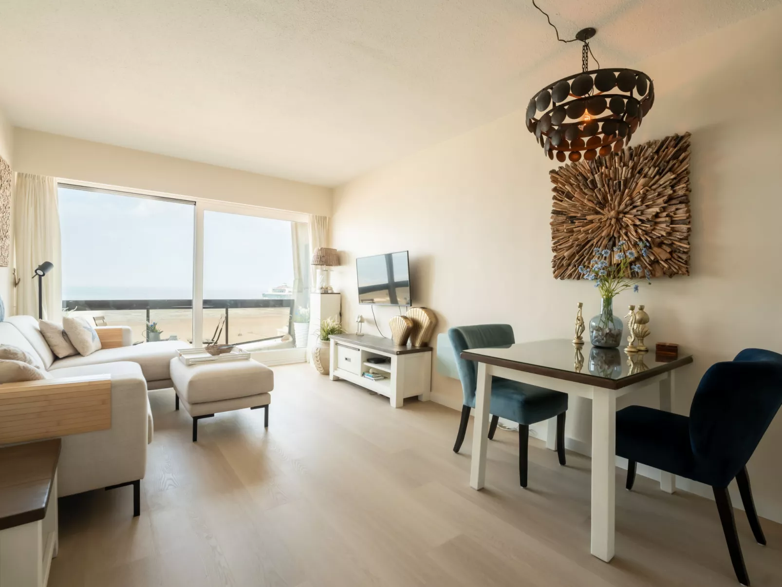 Pacific with parking and sea view-Inside