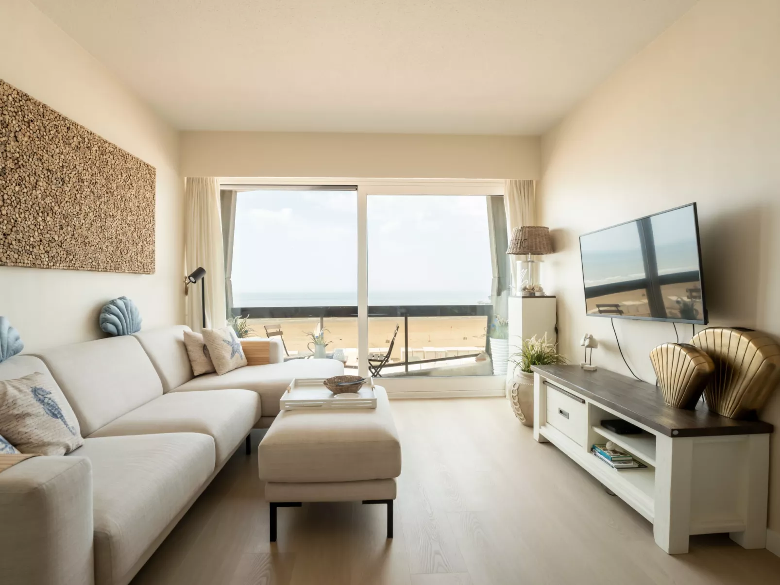 Pacific with parking and sea view-Inside