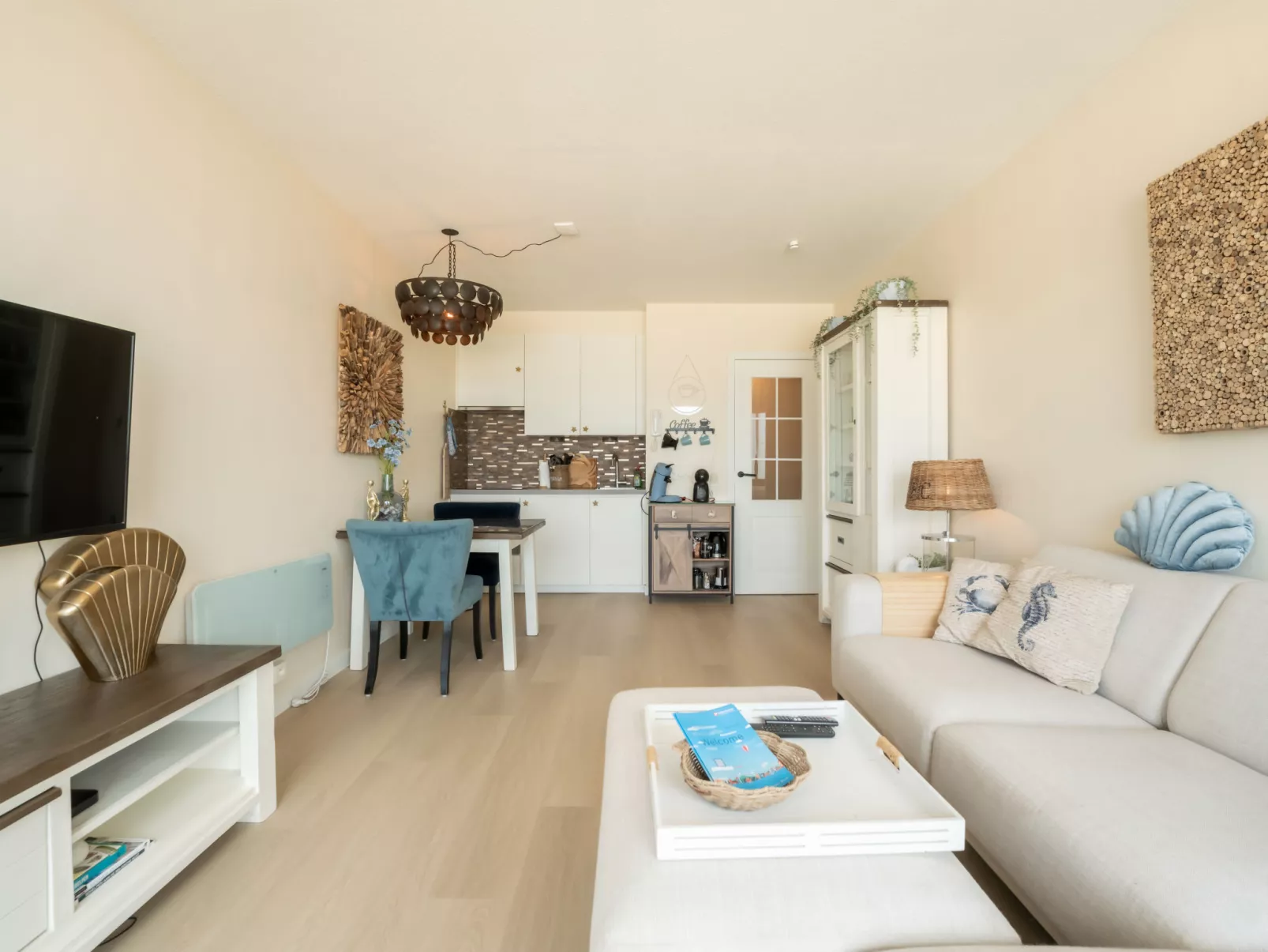 Pacific with parking and sea view-Inside