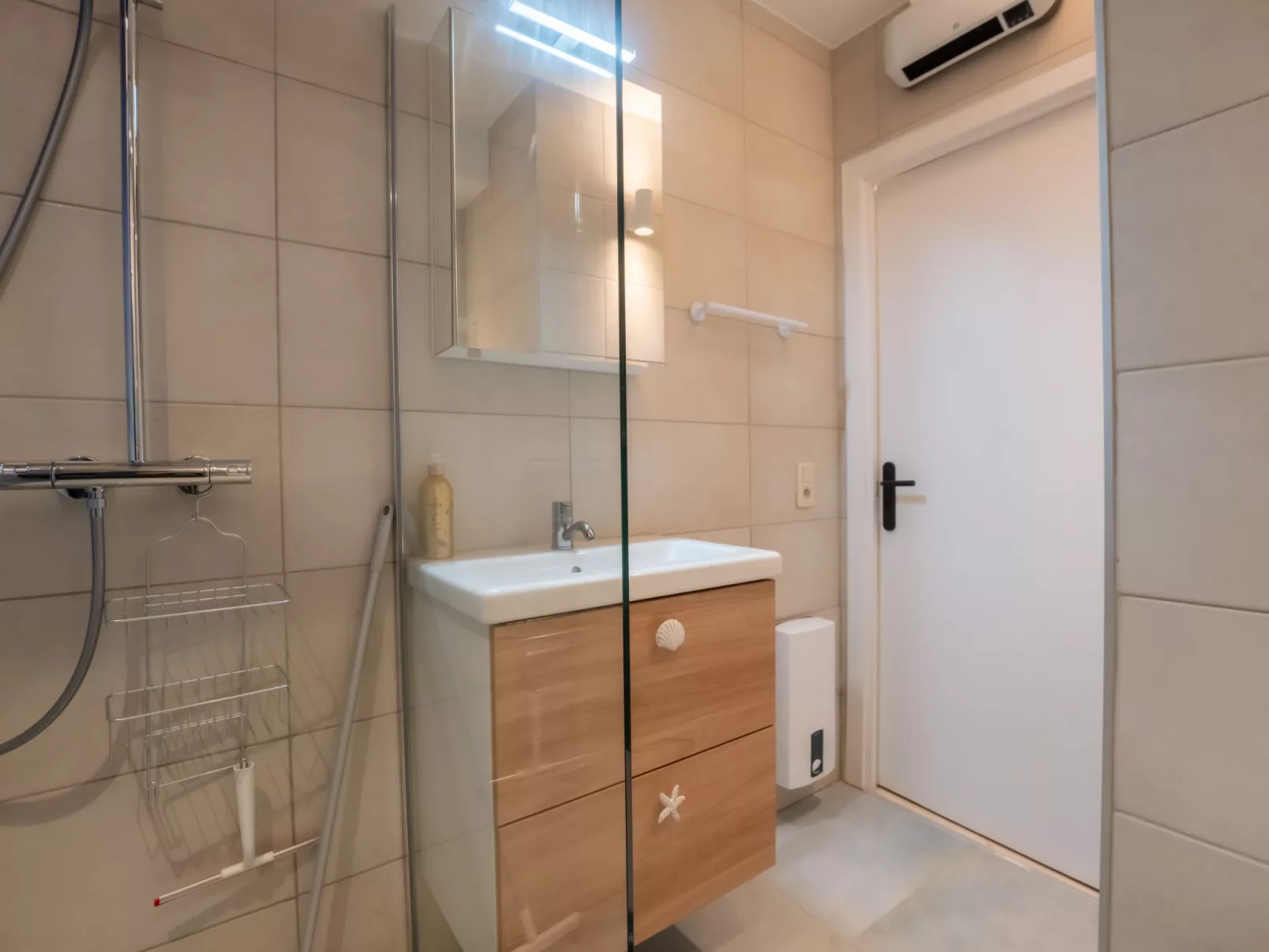 Pacific with parking and sea view-Inside