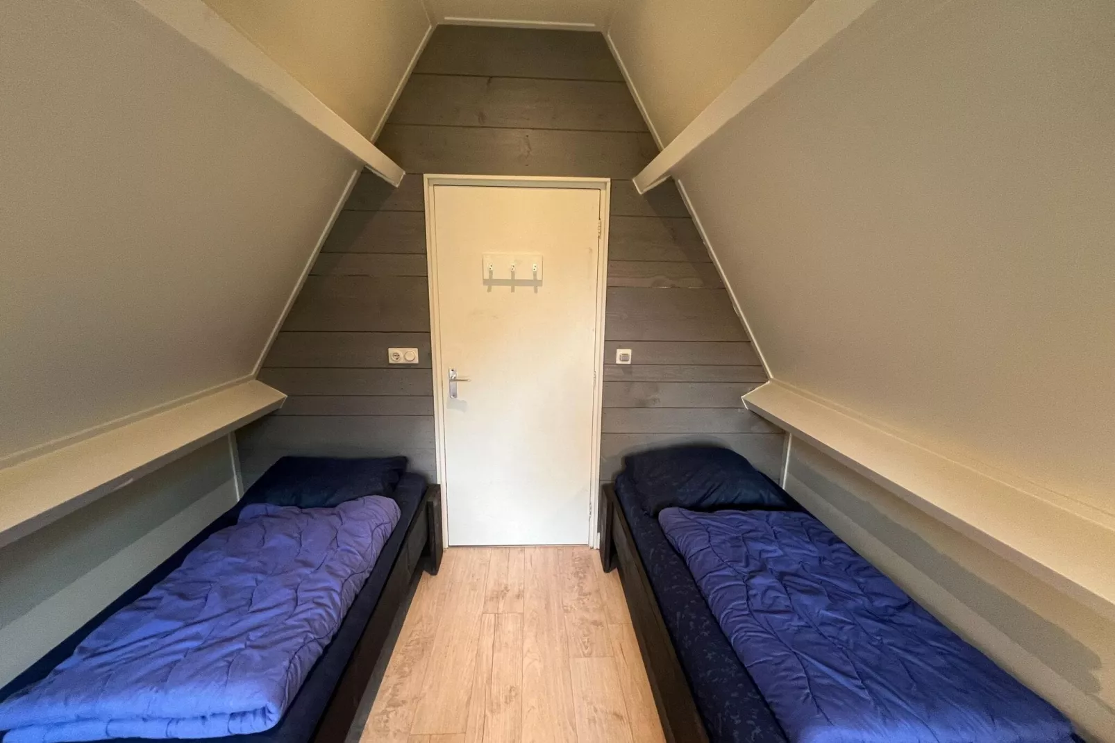 Combi bungalow Vosseven 84 & 85-Bedroom