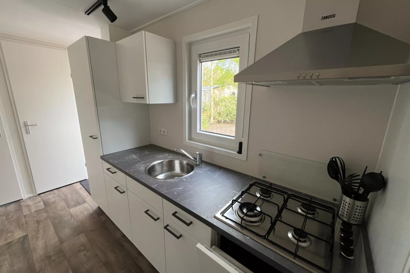 Vakantiepark Bergumermeer 11-Kitchen