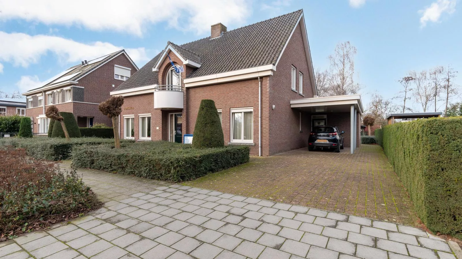 Lionshuis-Exterior summer