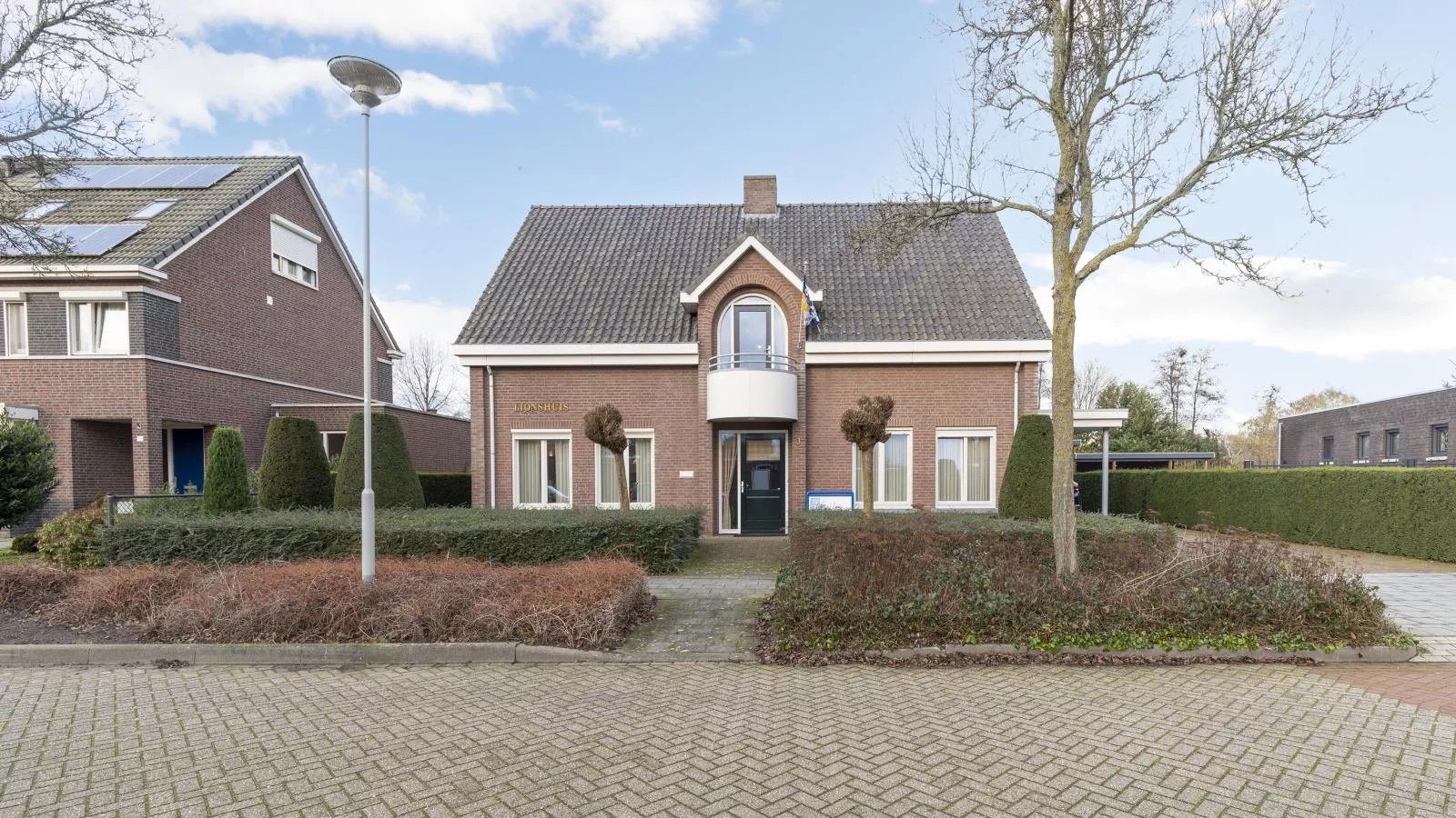 Lionshuis-Exterior summer