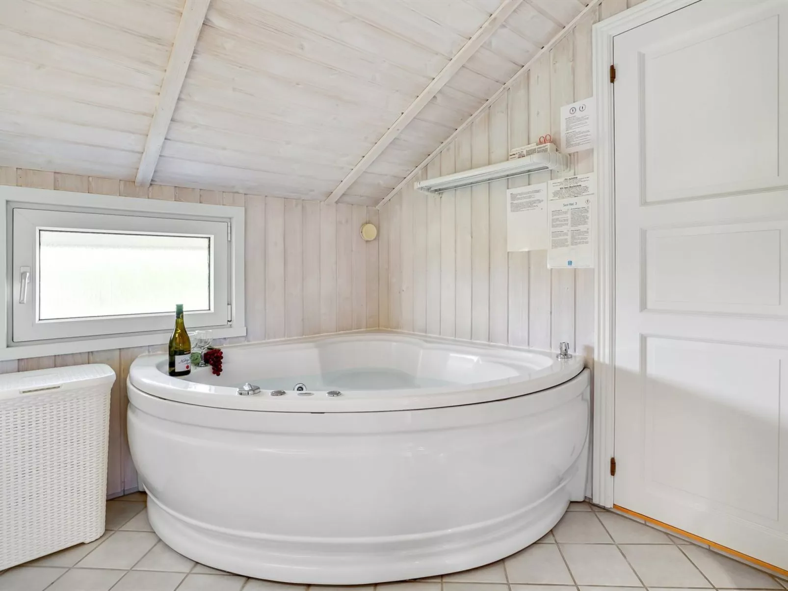 "Hariet" - 300m from the sea-Inside