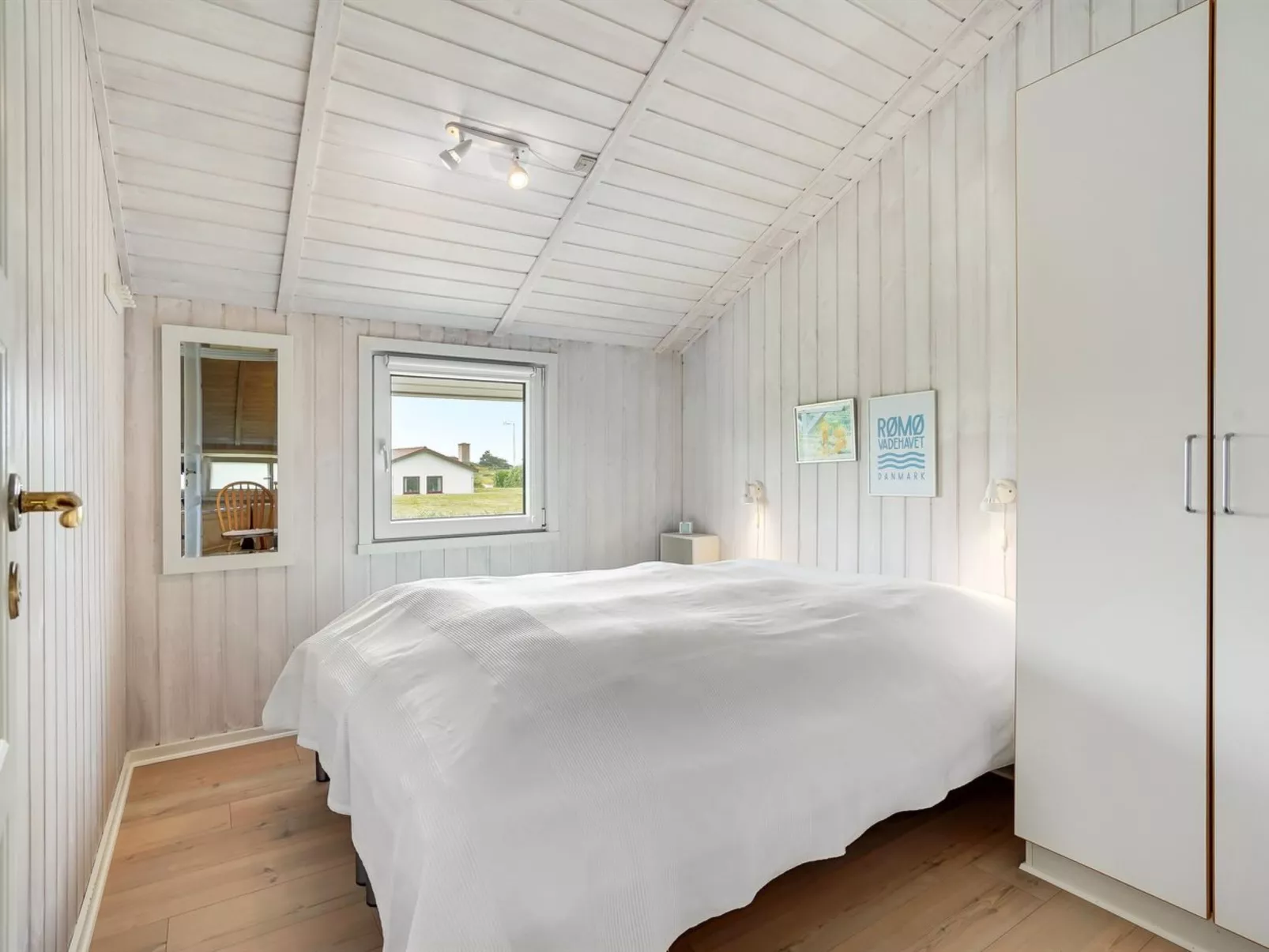 "Hariet" - 300m from the sea-Inside