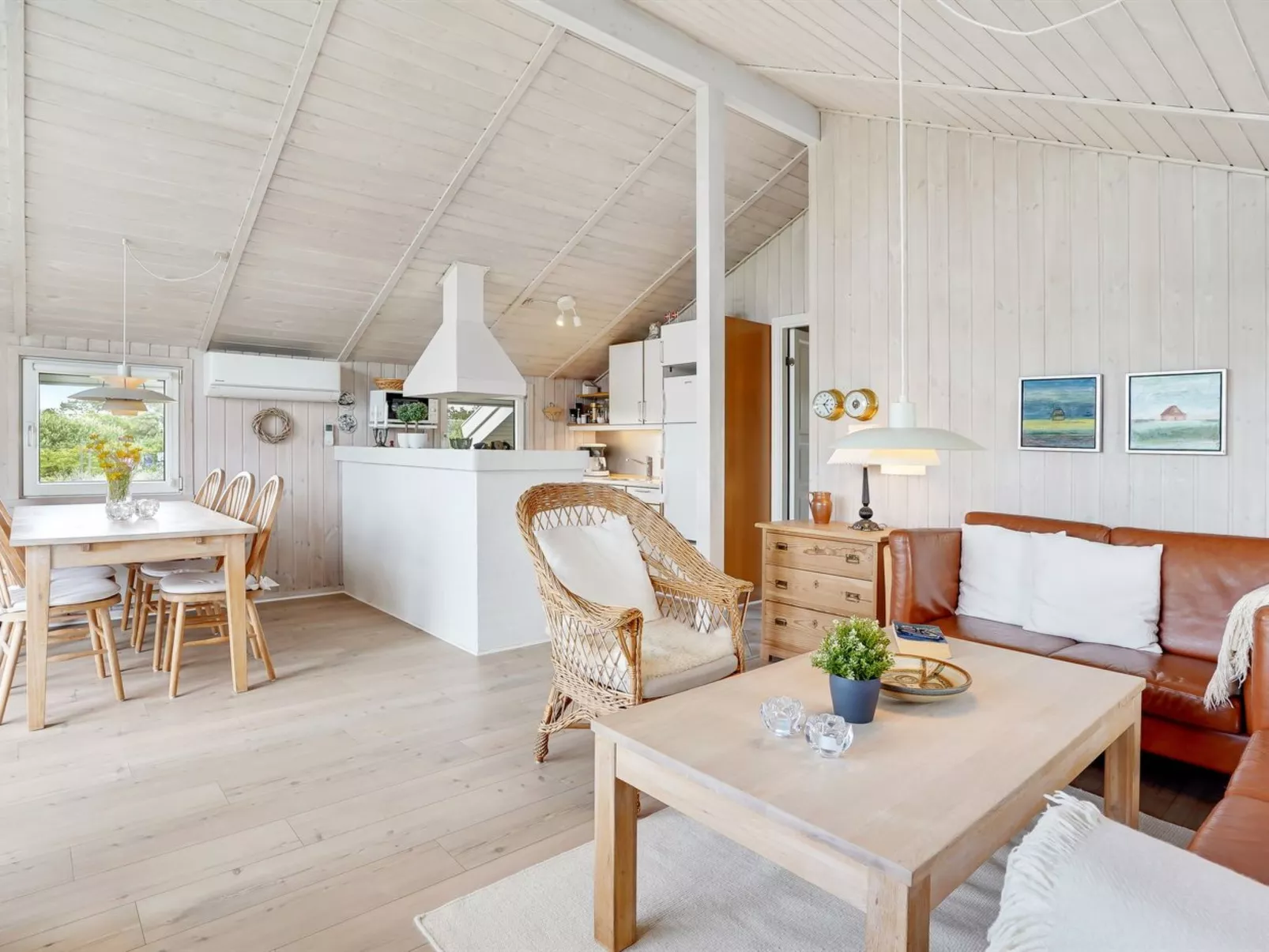 "Hariet" - 300m from the sea-Inside