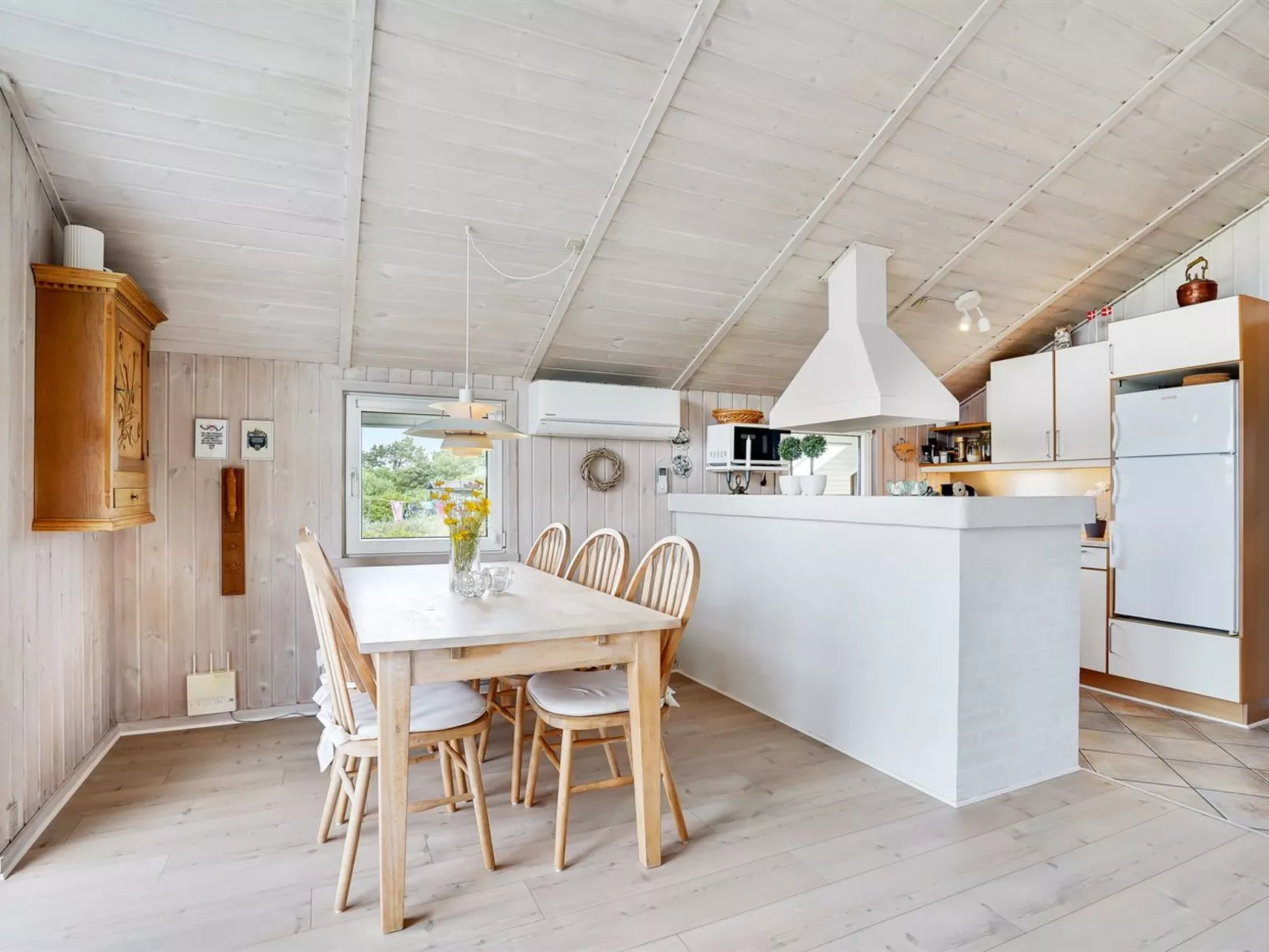 "Hariet" - 300m from the sea-Inside