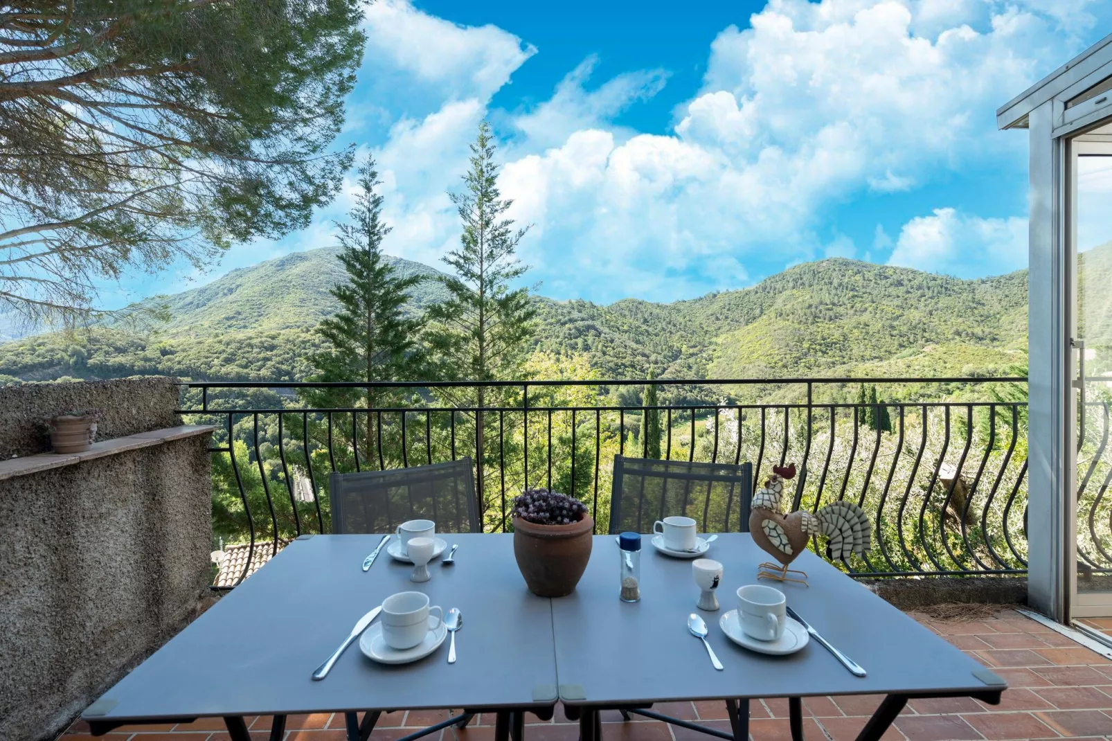 L'Oustal de Vieussan-Terrace balcony
