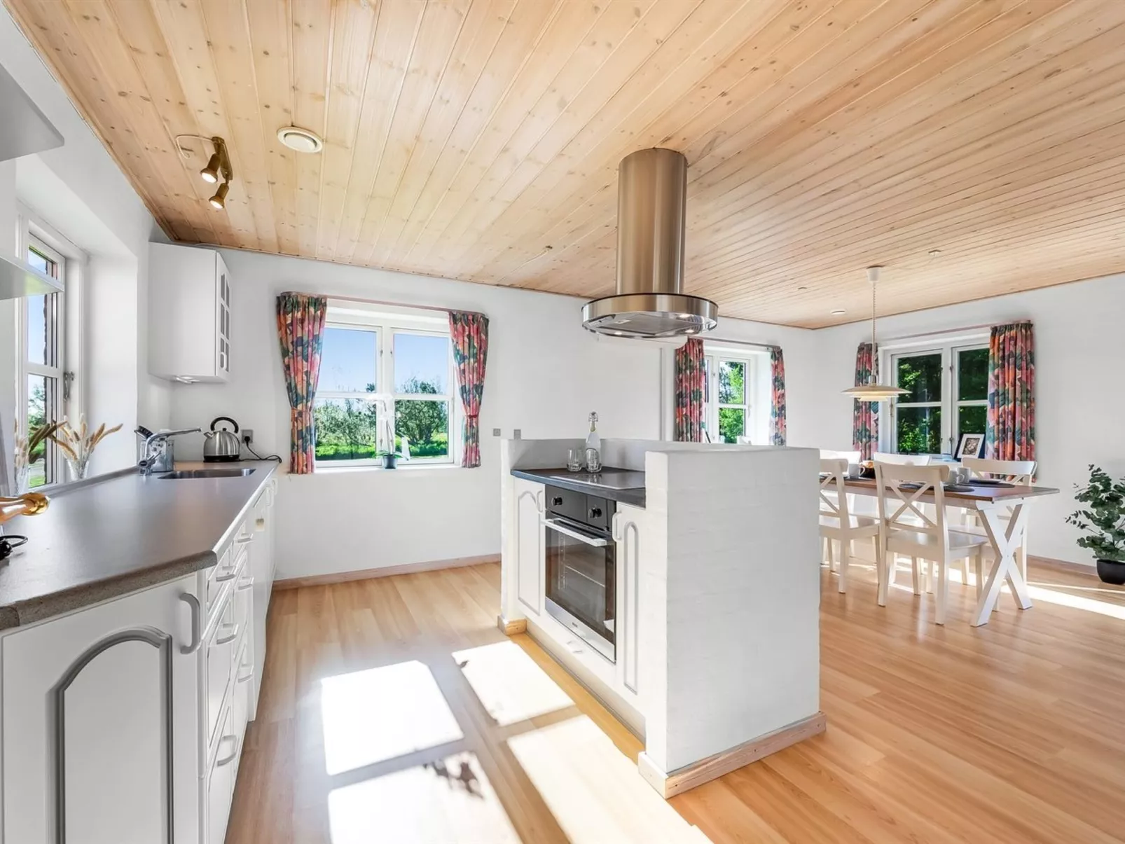 "Marlise" - 2.5km from the sea-Inside