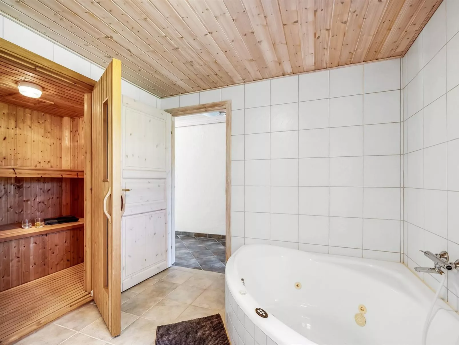 "Marlise" - 2.5km from the sea-Inside