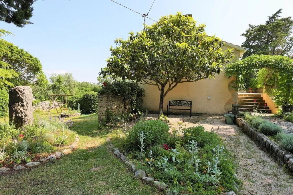 239079-Gardens summer