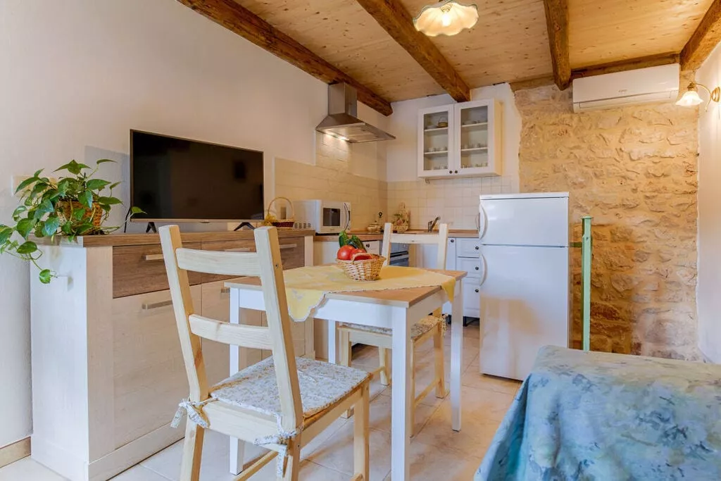 239079-Dining room