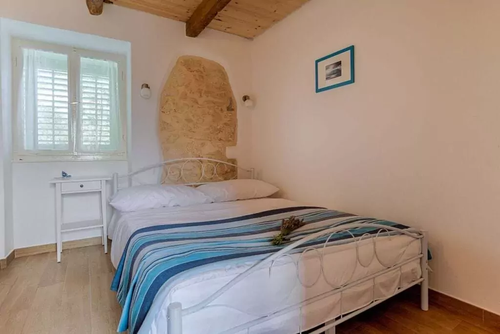 239079-Bedroom