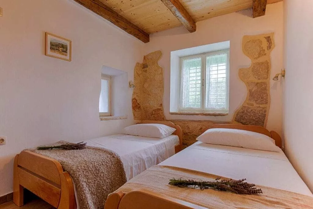 239079-Bedroom