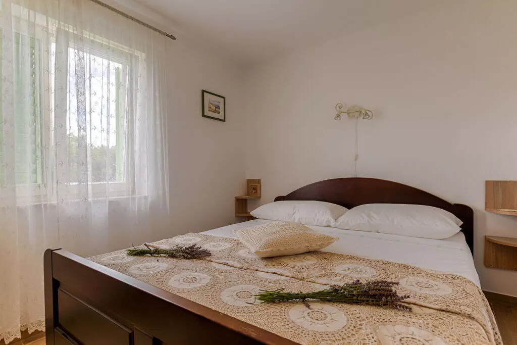 239079-Bedroom