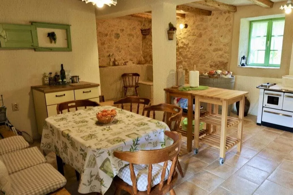 239079-Dining room