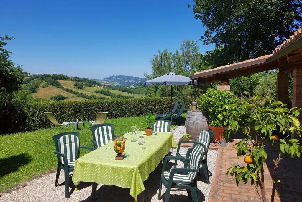 285195-Dining room