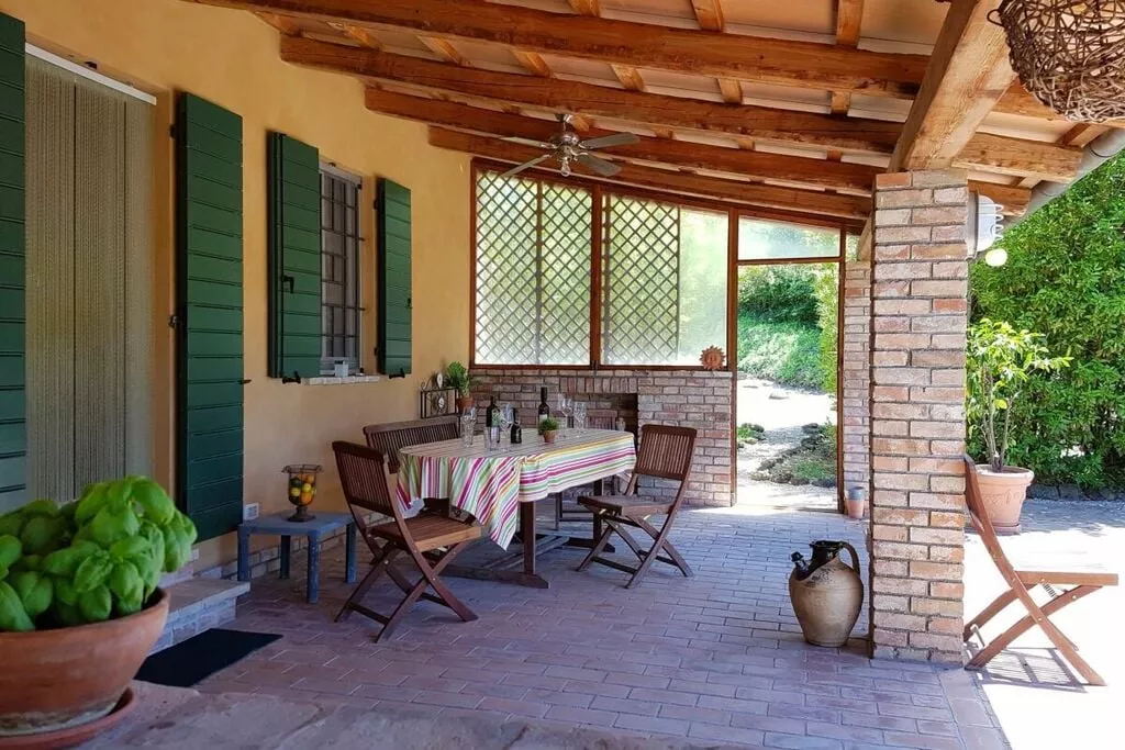 285195-Dining room