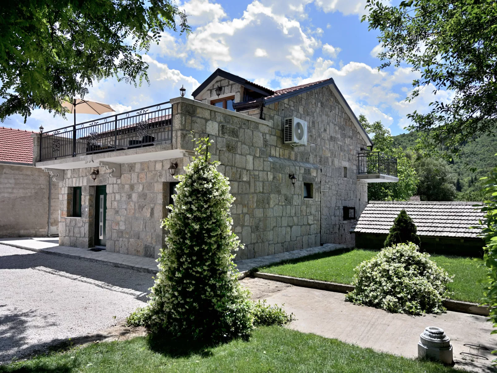 Markanovi Dvori-Outside