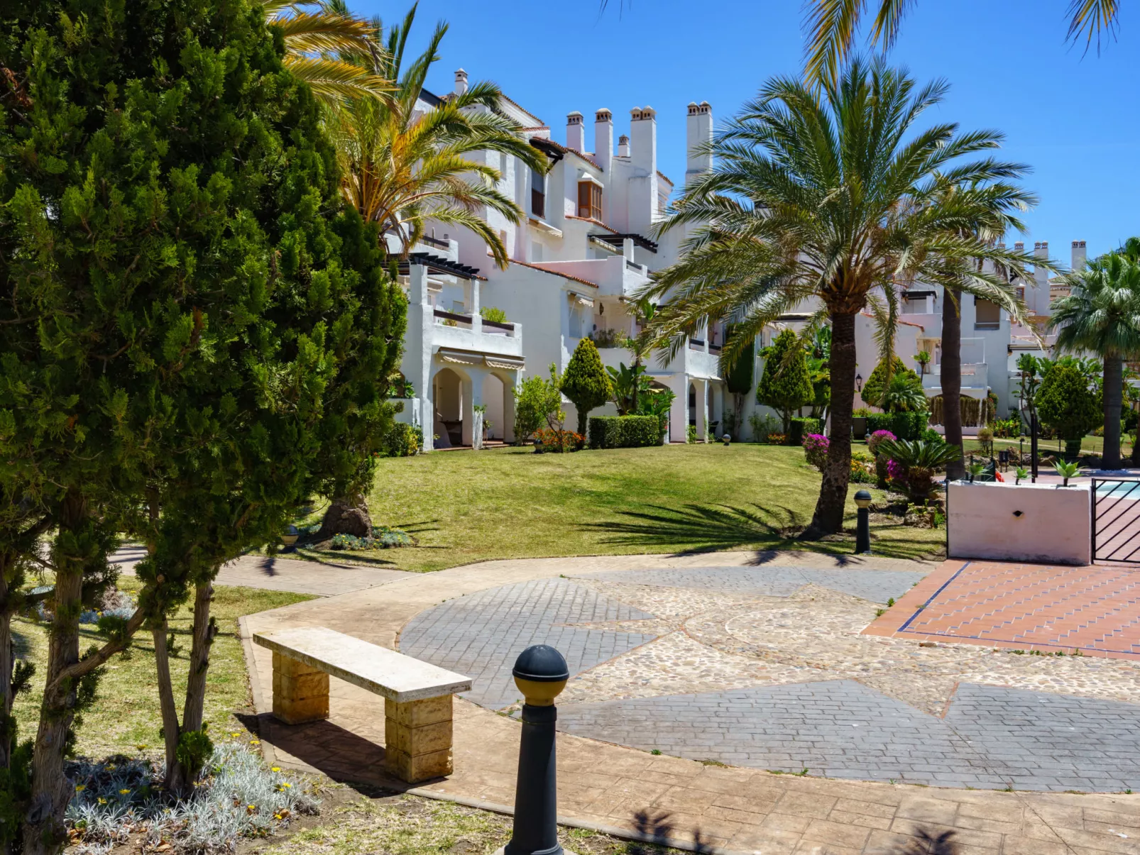 Las Adelfas-Outside