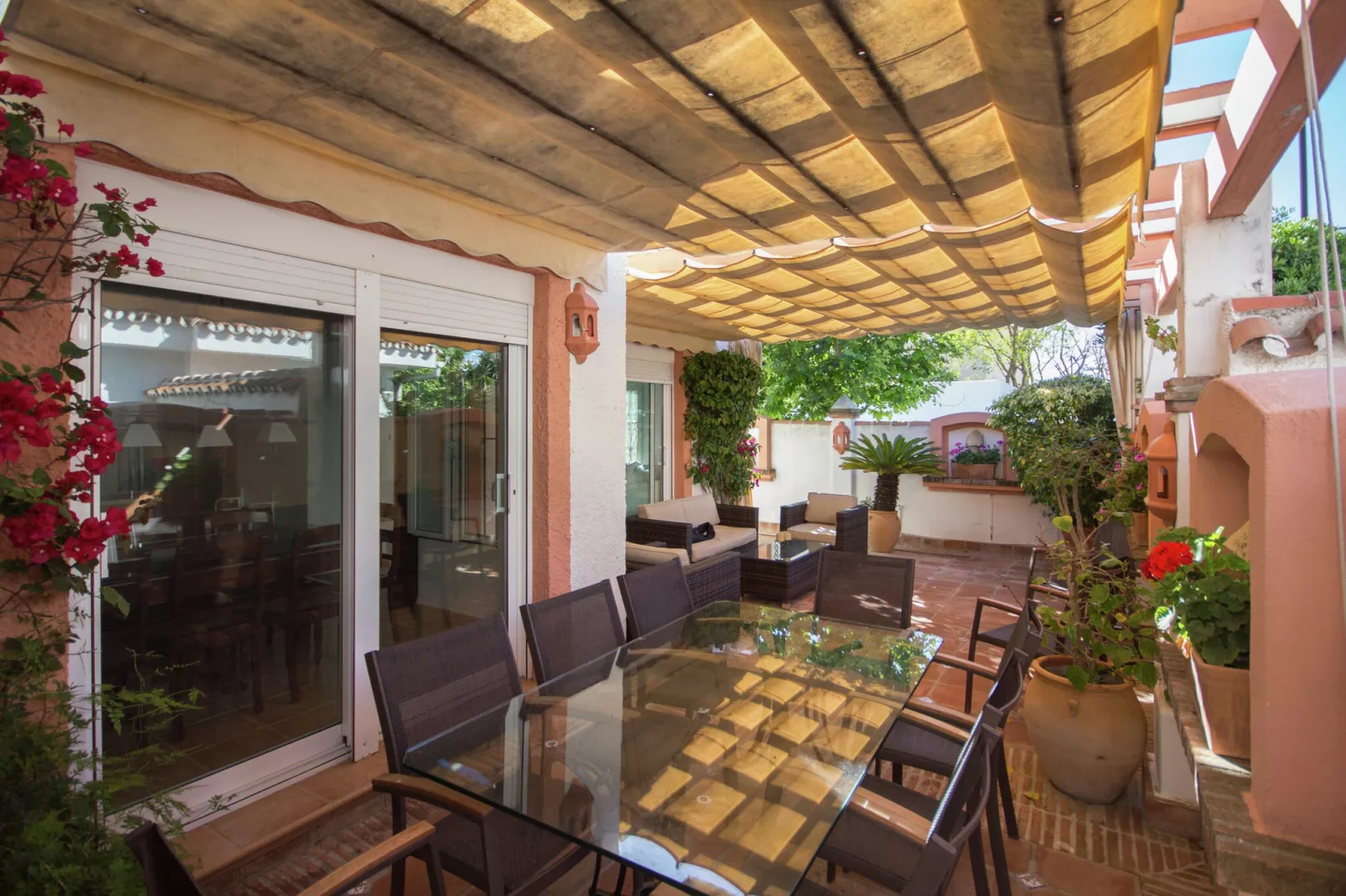 Casa Estoril-Dining room