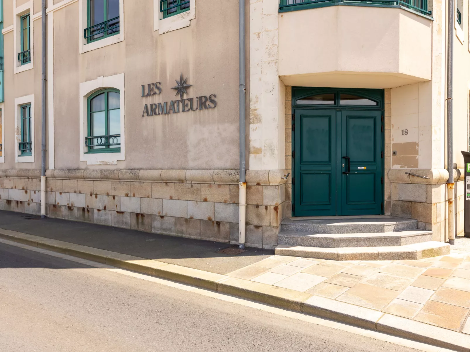 Les Armateurs 3-Outside