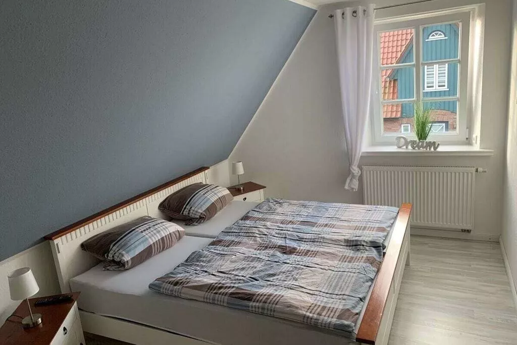 470225-Bedroom
