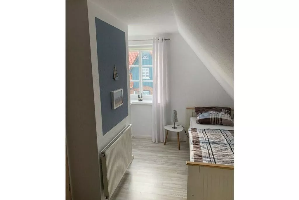 470225-Bedroom