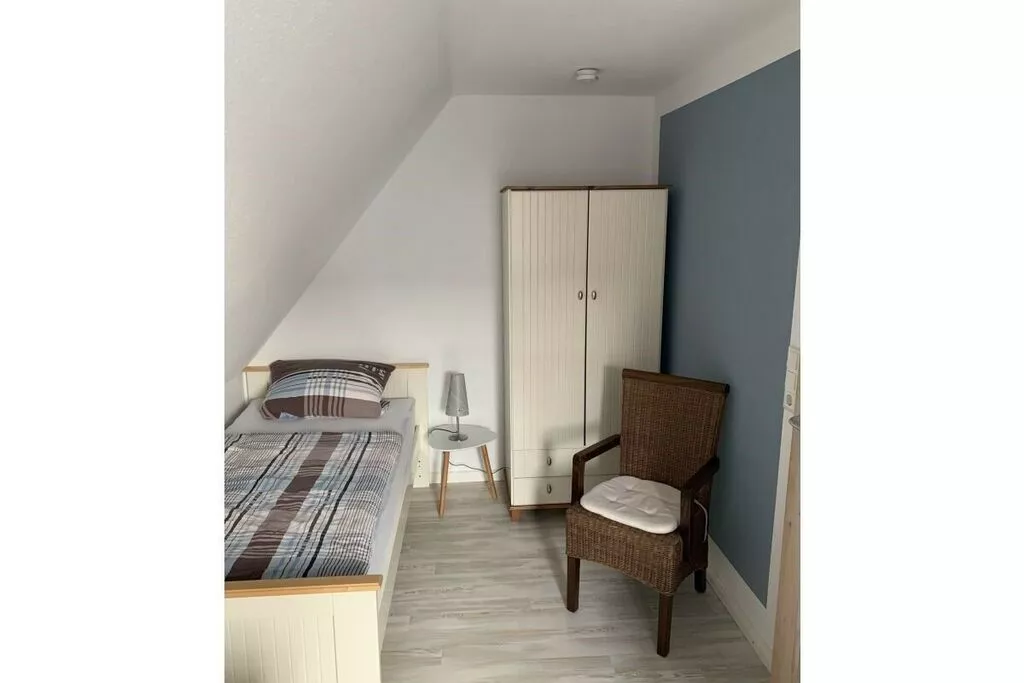 470225-Bedroom
