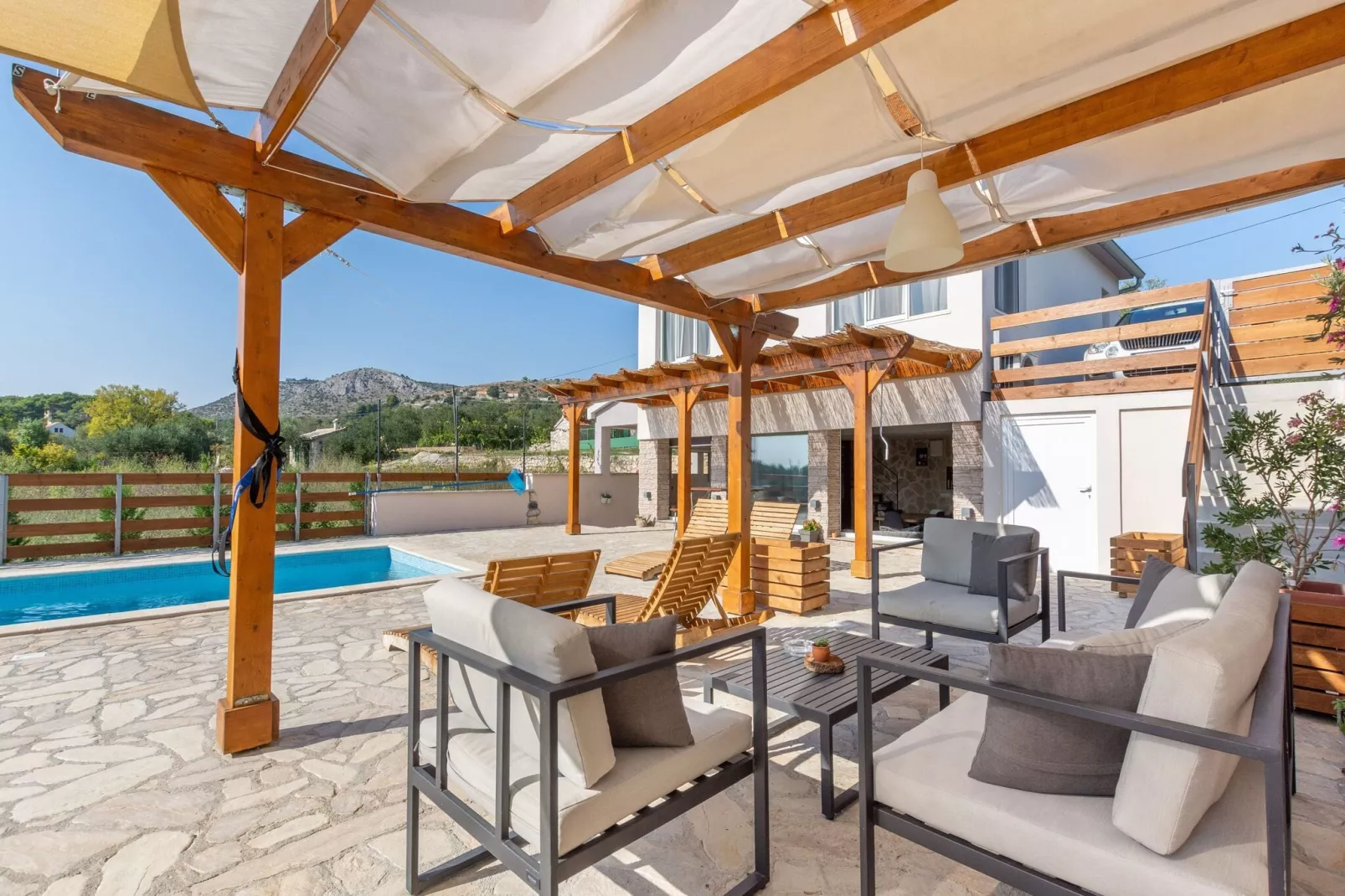Tare Holiday Home-Schwimmbad