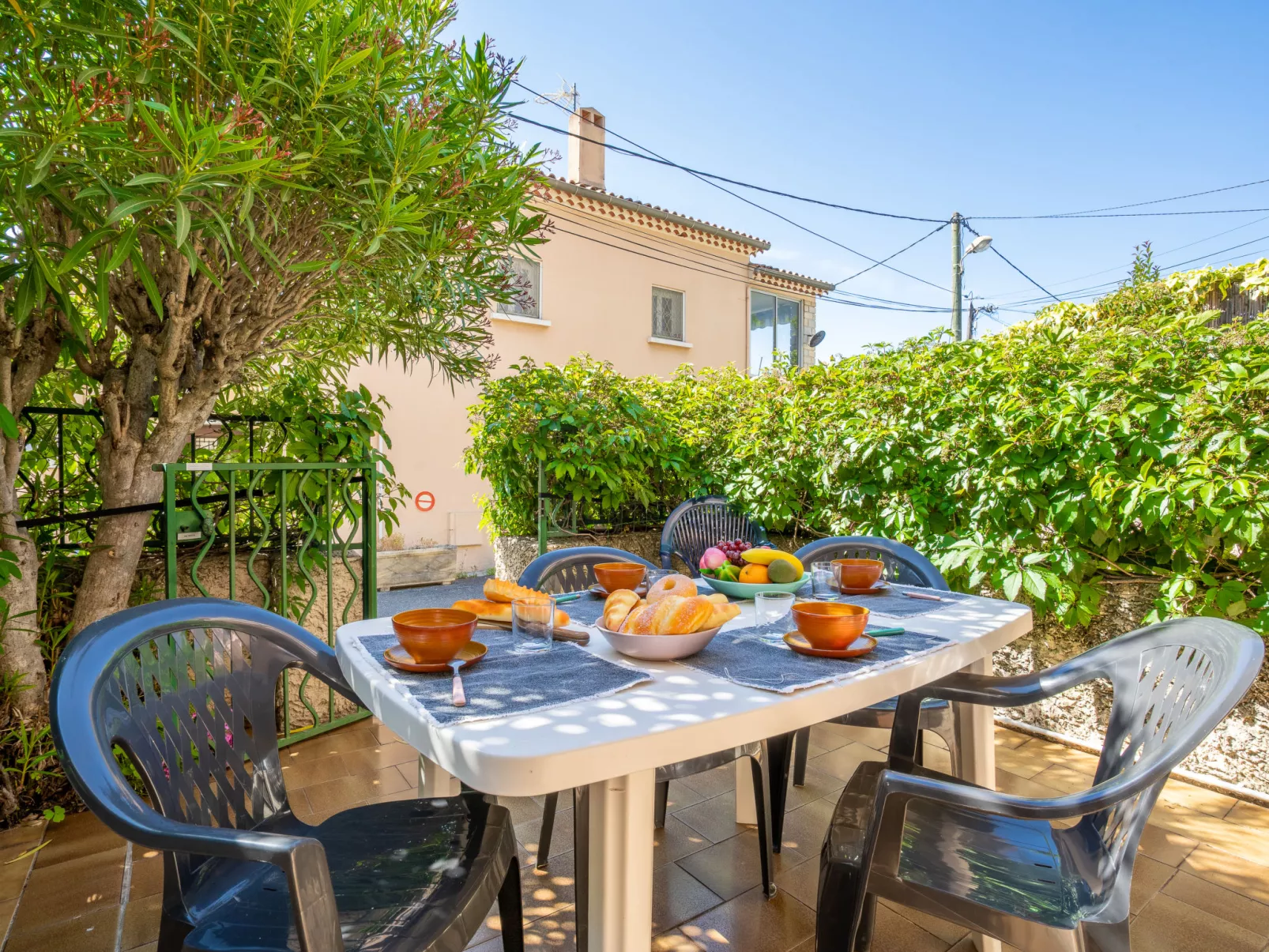Le Lido-Outside