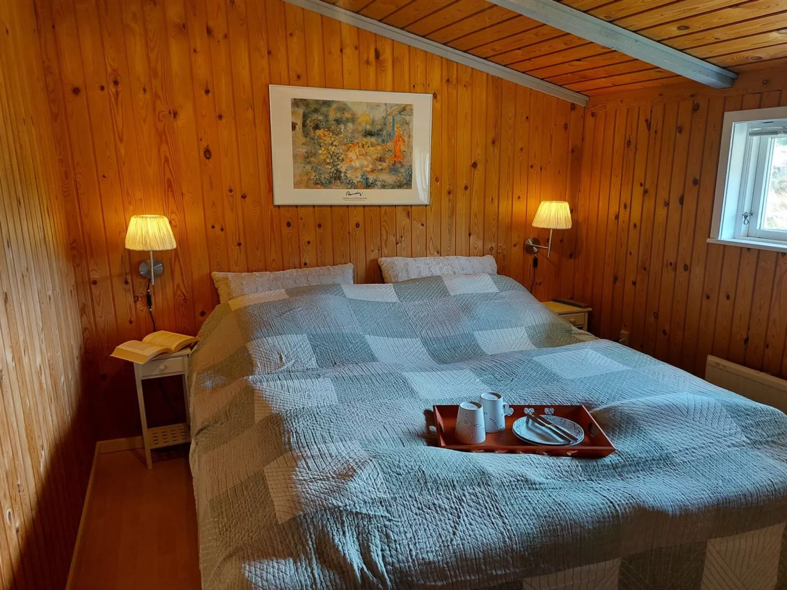 "Elgin" - 1.8km from the sea-Inside