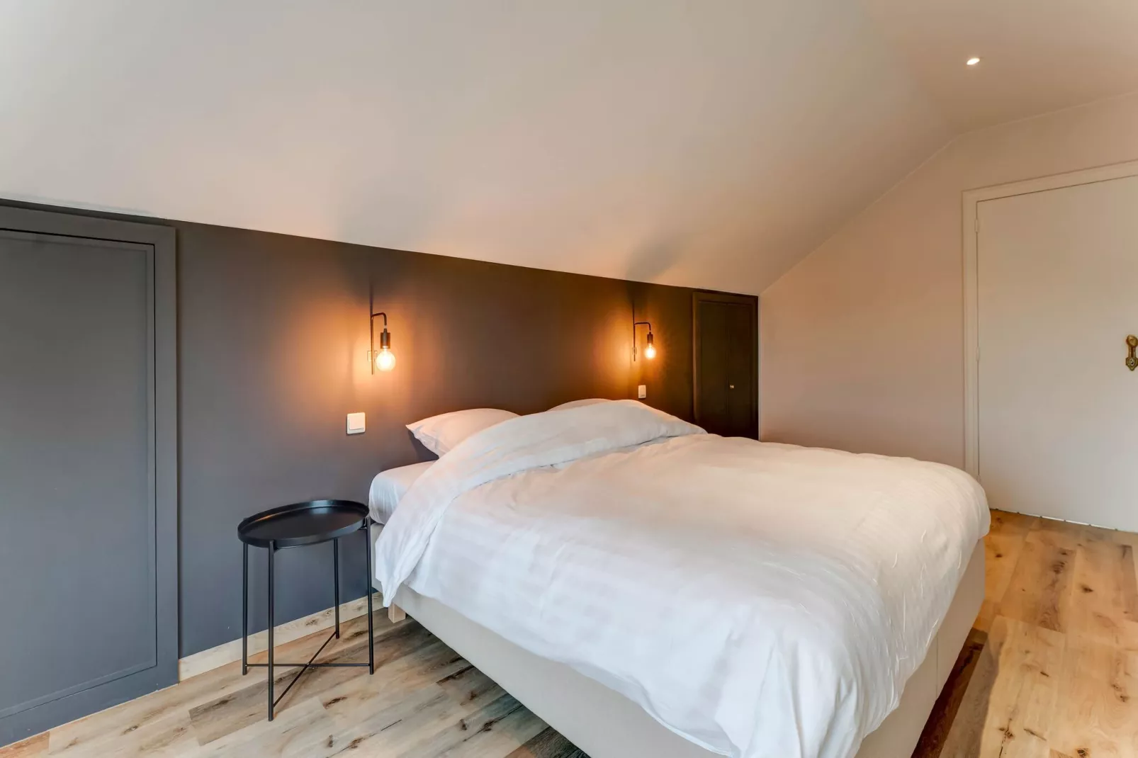 Luxe vakantiewoning met sauna en jacuzzi in Heers-Schlafzimmer