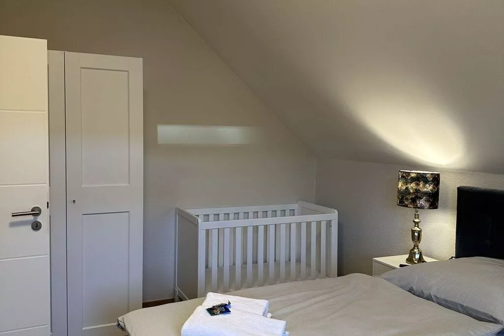 440628-Bedroom