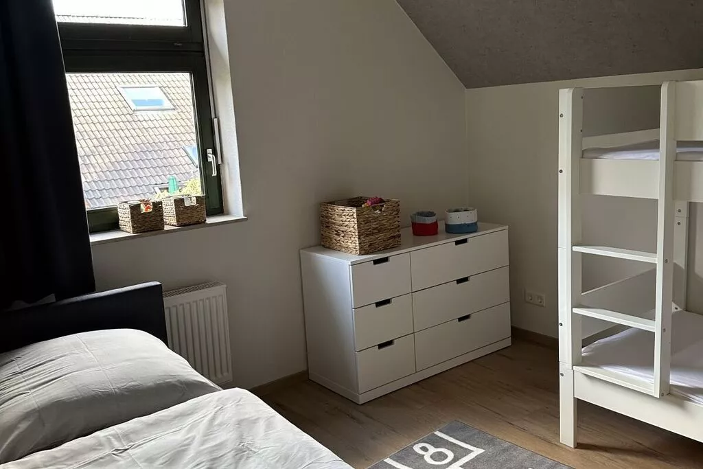 440628-Bedroom