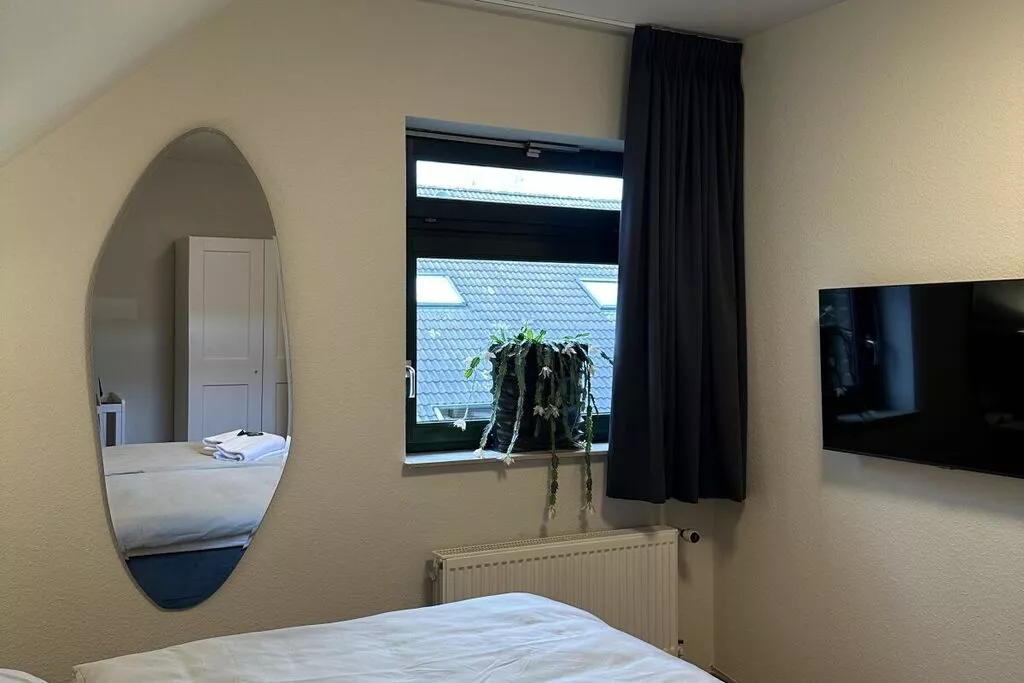 440628-Bedroom