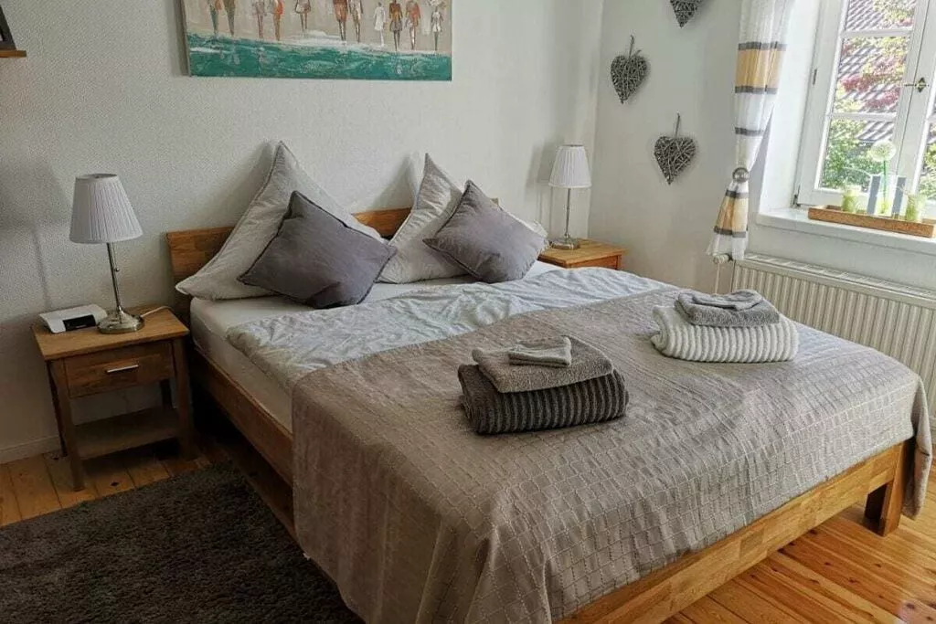 293006-Bedroom