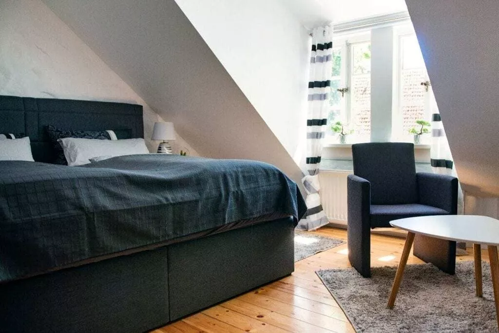 293006-Bedroom