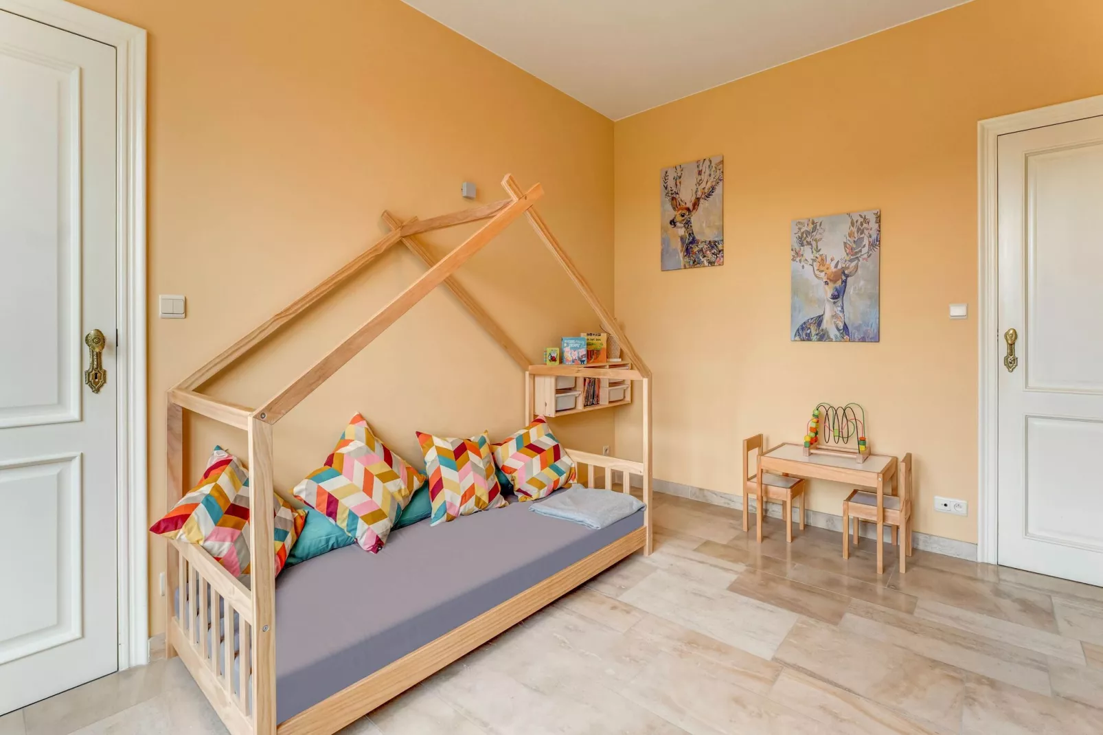 Luxe vakantiewoning met sauna en jacuzzi in Heers-Schlafzimmer